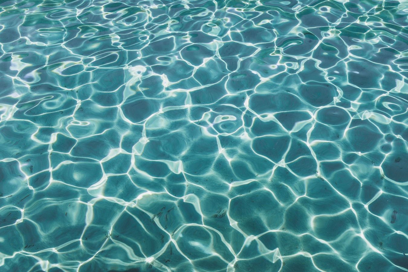 Manutenzione piscina fuori terra: prevenire l'acqua torbida e opaca
