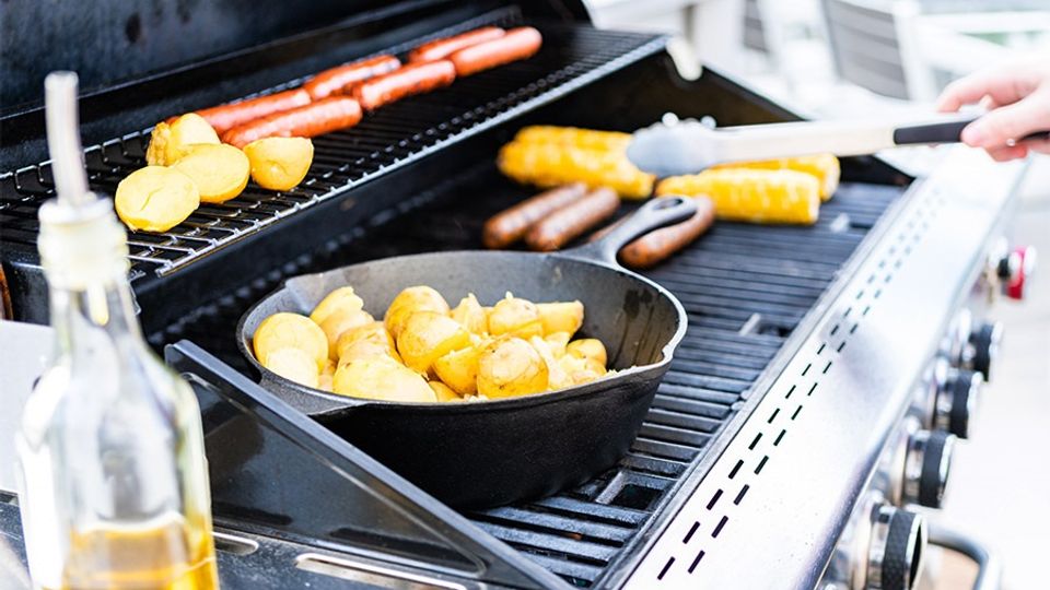 Barbecue con patate e salsiccie